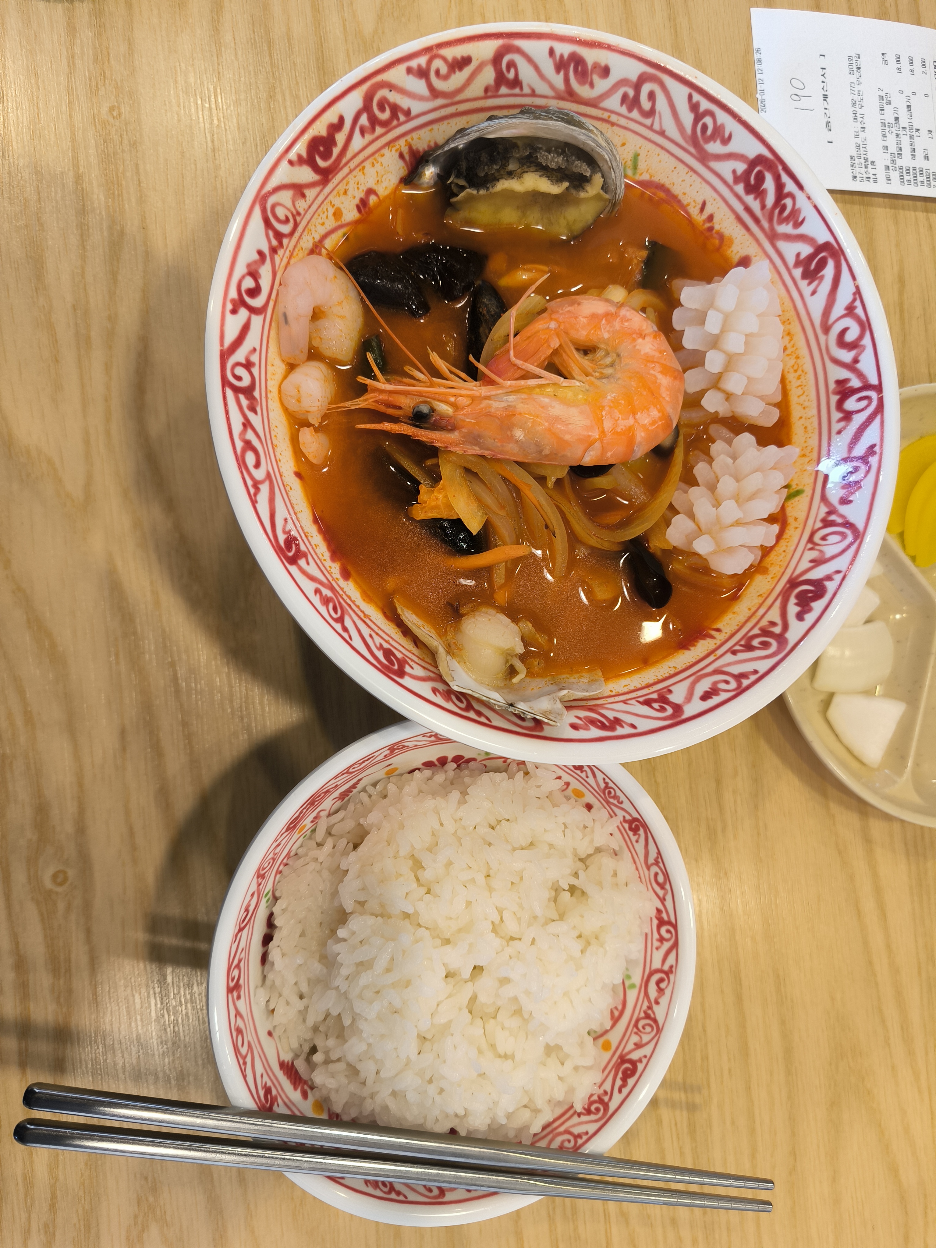 午饭吃的海鲜饭，同伴吃的是海鲜拉面，感觉性价比很一般，不过在岛上没啥好挑的