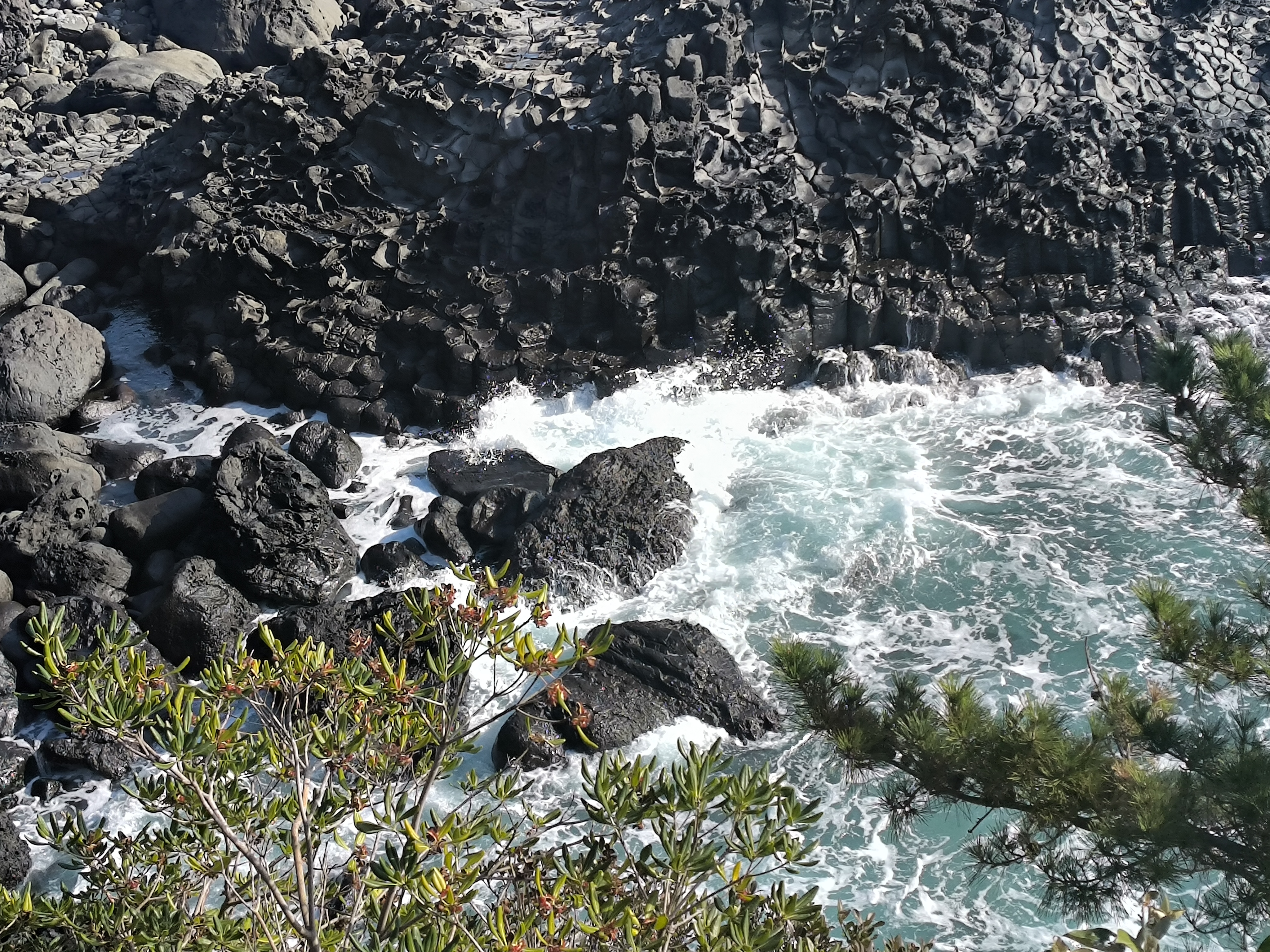 柱状节理与激昂的浪花