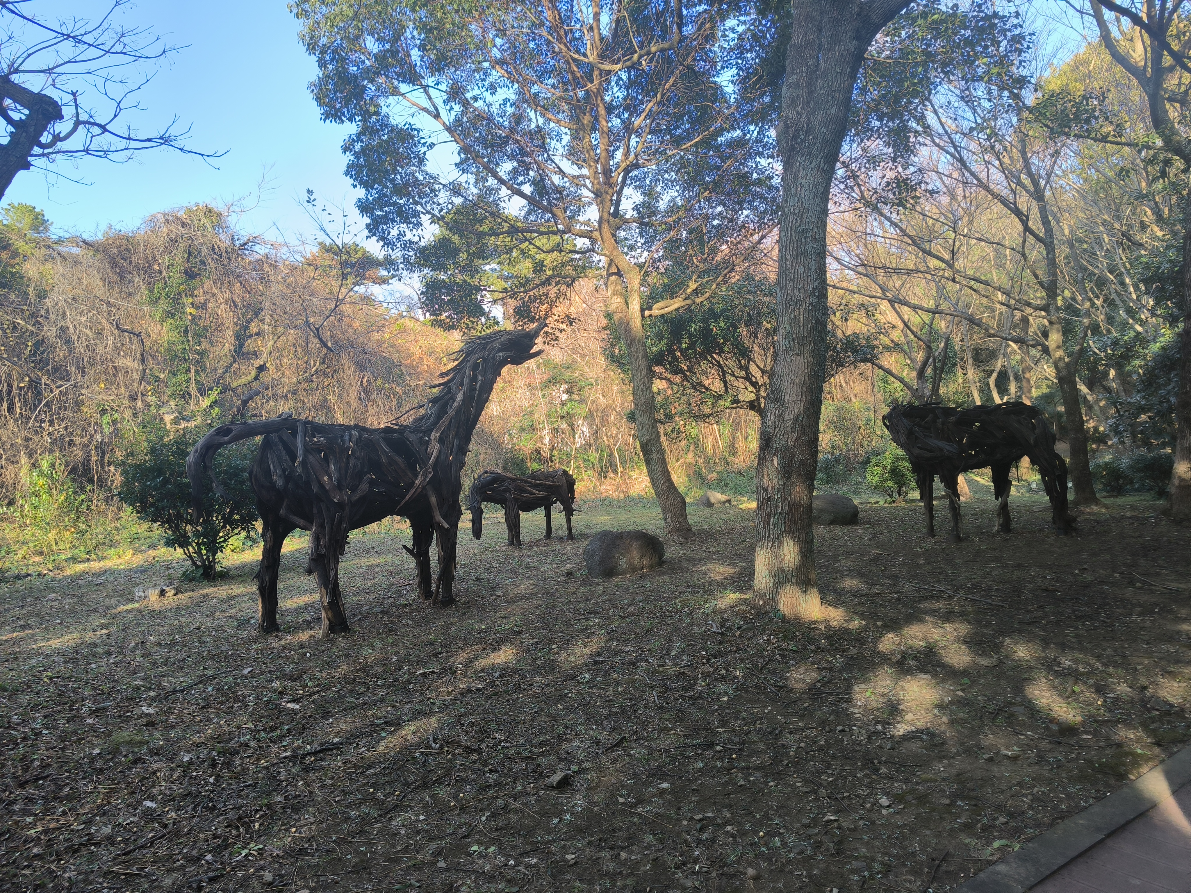 马的雕塑，似乎是树根或者枯木之类的材质
