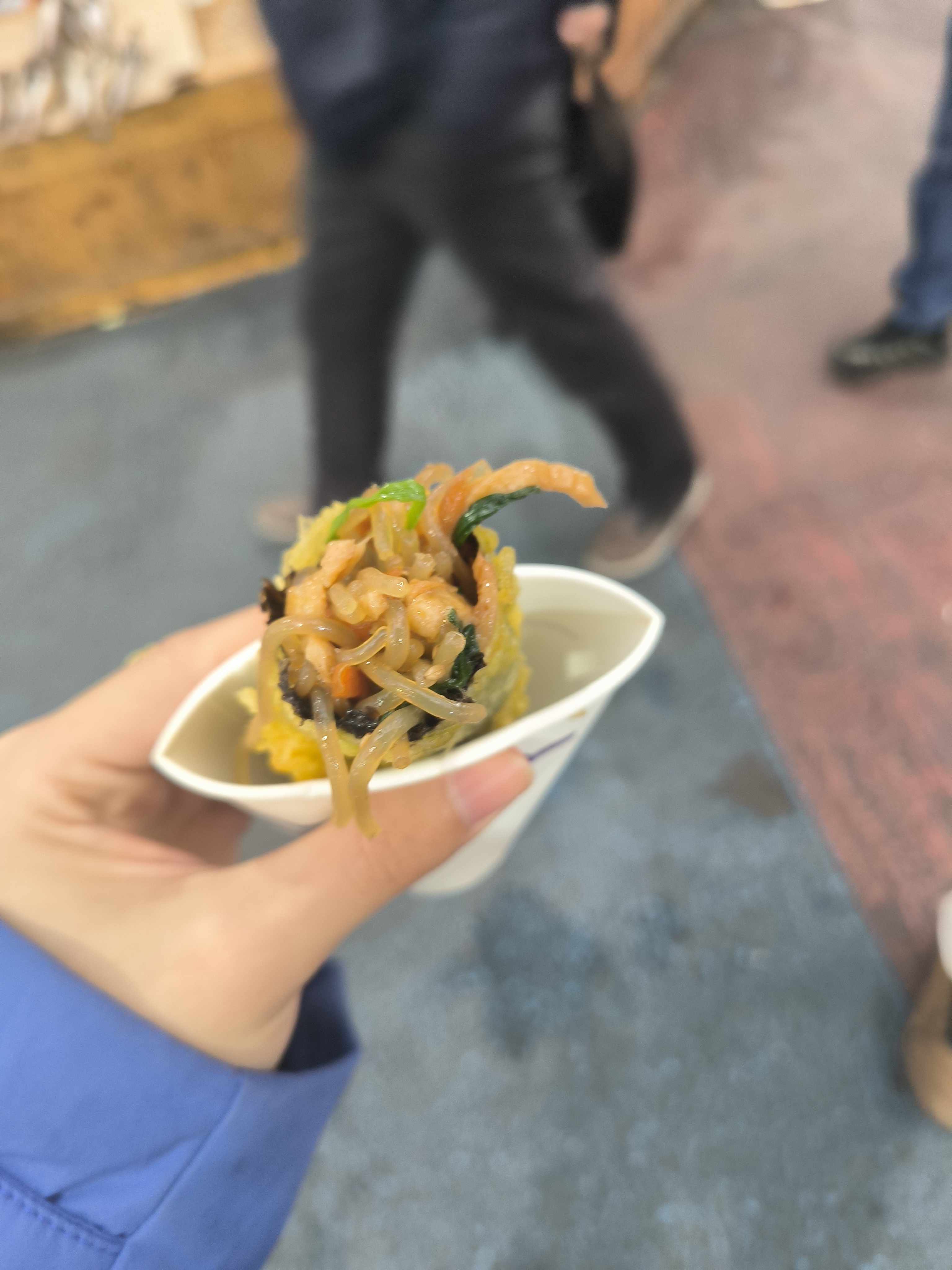 炸菜卷，用纸杯端着