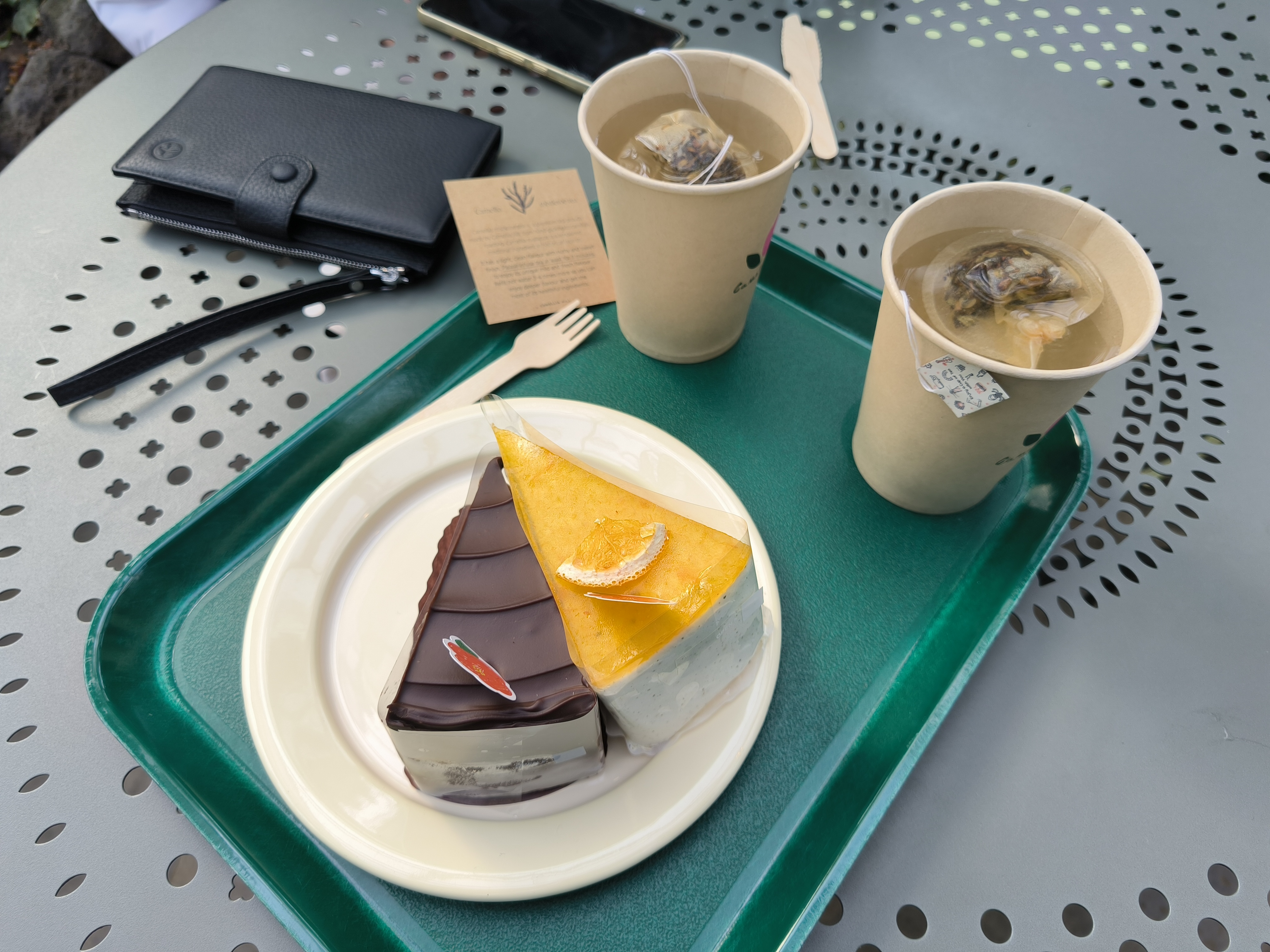 小蛋糕和山茶花茶