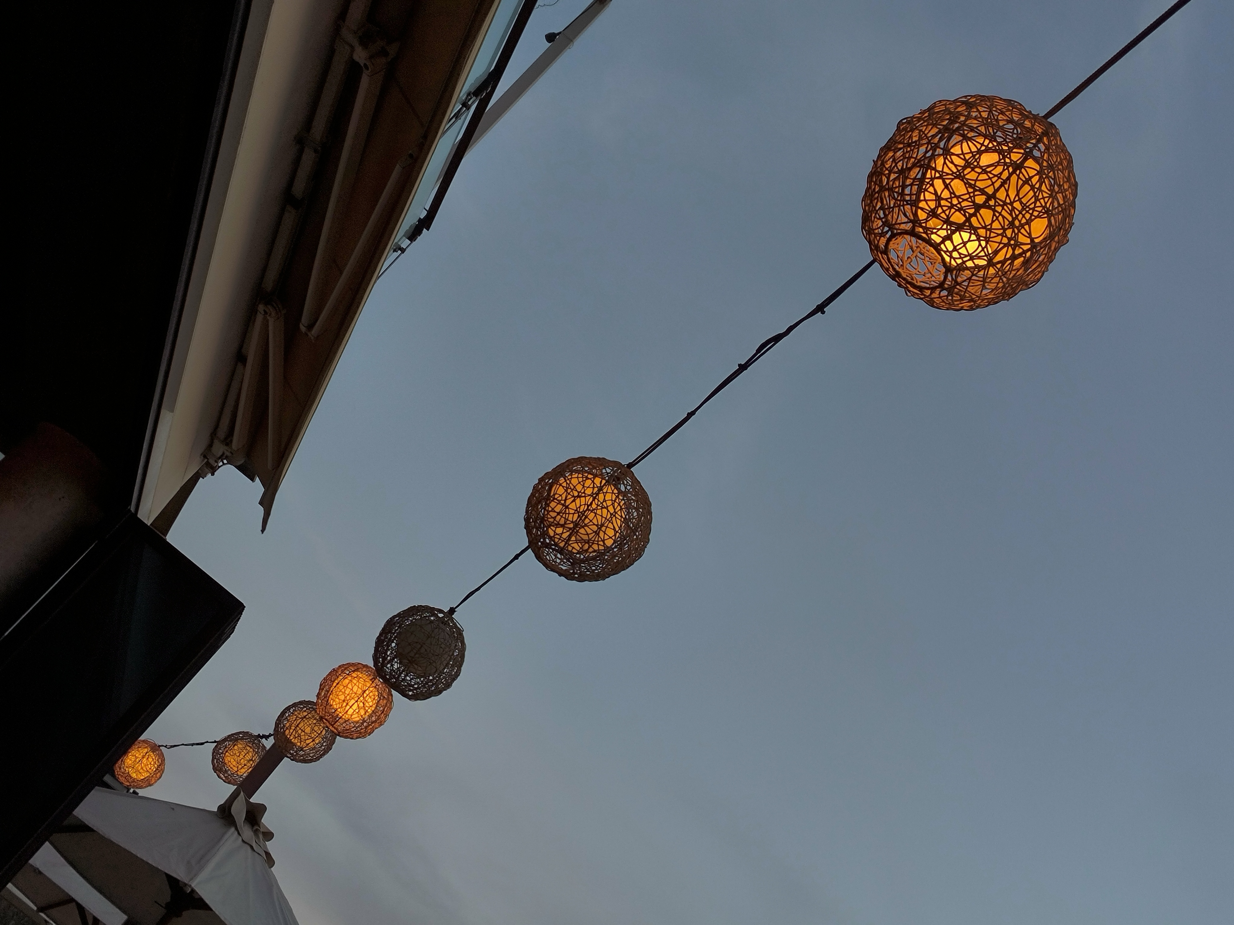 咖啡店悬挂的电灯笼